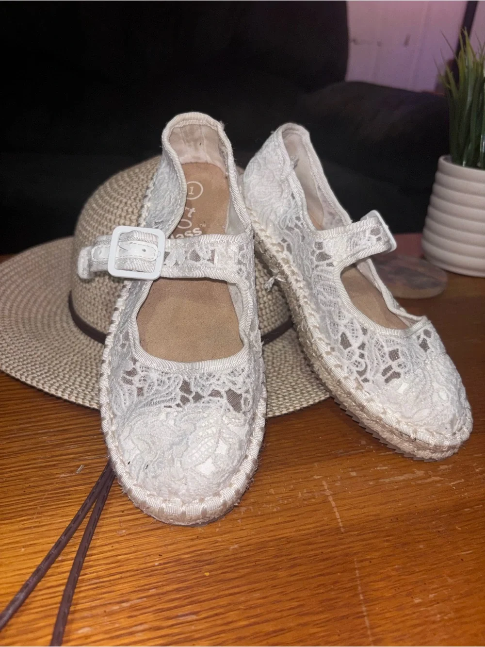 art class White Lace Mary Jane Espadrilles